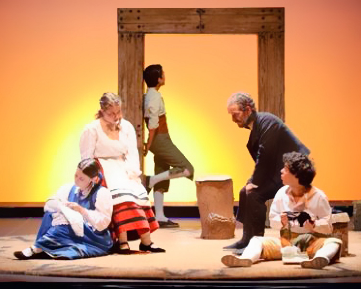 Preparación del conjunto de elementos para representar la obra Agencia de diseño y publicidad Las Palmas